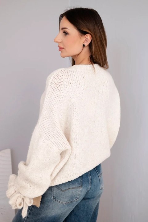 Sweter damski z dodatkiem moheru z grubym splotem i ozdobnymi rękawami beżowy