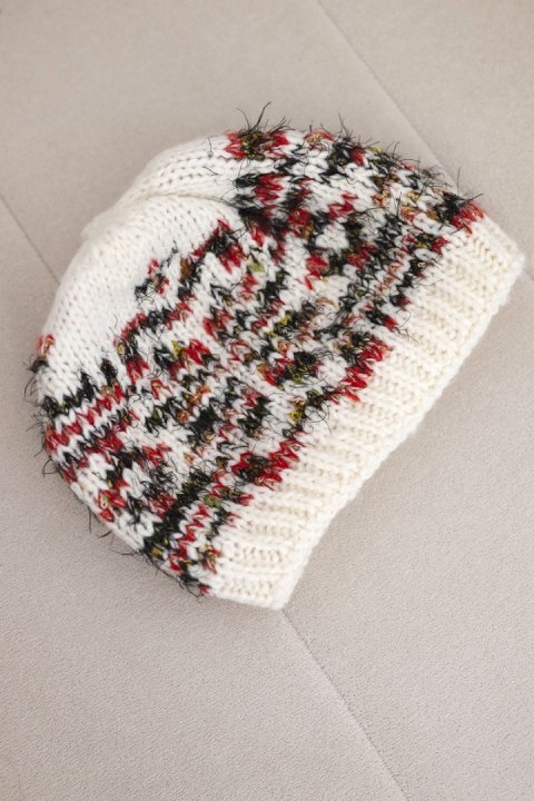 Czapka damska wełniana zimowa z norweskim wzorem K354 ecru+czerwony