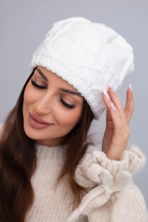 Czapka damska wełniana zimowa z ozdobnym splotem K403 biała