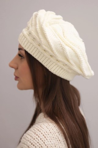 Czapka damska zimowa wełniana o luźnym fasonie i ozdobnym splocie K378 ciemne ecru