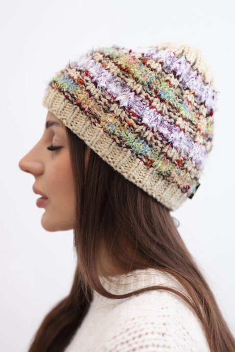 Czapka damska zimowa z kolorową przędzą i elastycznym ściągaczem K352 beżowa
