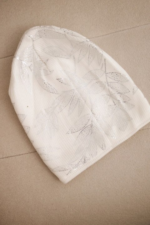 Czapka damska zimowa z moherem i połyskującym wzorem K502 biała