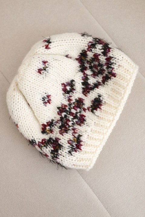 Czapka damska zimowa z norweskim wzorem i grubym splotem K351 ecru+czerwony