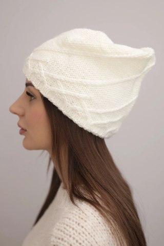 Czapka damska zimowa z ozdobnym splotem i klasycznym fasonem K372 ecru