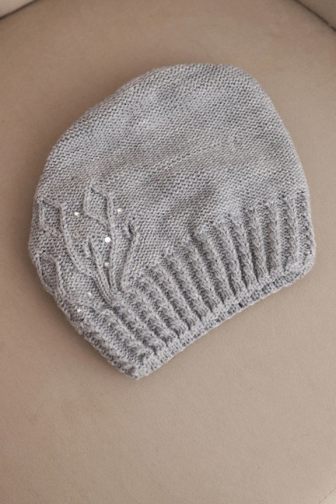 Czapka damska zimowa z wełną zdobiona cekinami i splotem K473 szara