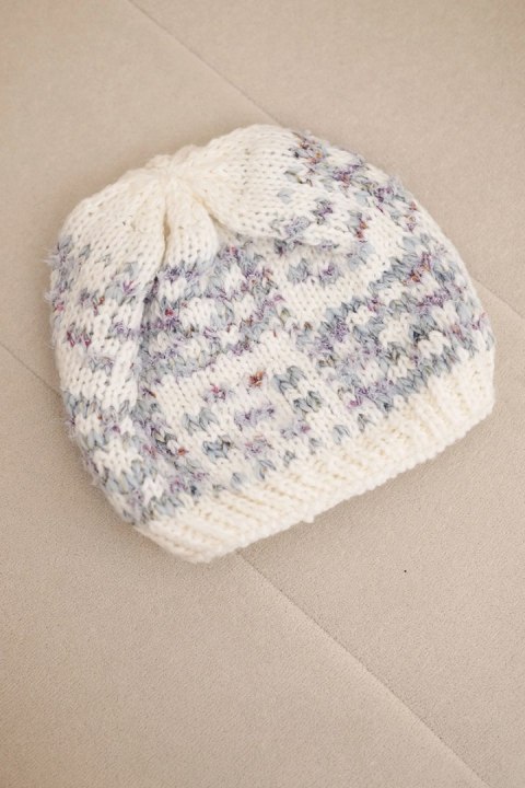 Czapka zimowa damska z kolorową przędzą i grubym ściągaczem K355 biały+ciemny szary+fioletowy