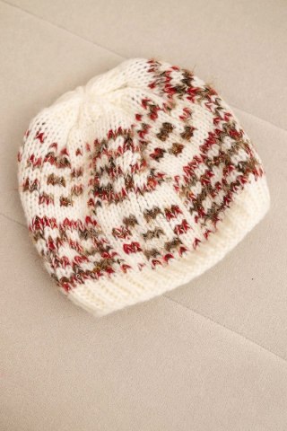 Czapka zimowa damska z kolorową przędzą i grubym ściągaczem K355 ecru+czerwony+camelowy