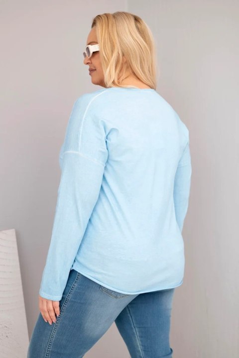 Bluzka damska Plus Size przecierana z dekoltem V i dłuższym tyłem niebieska