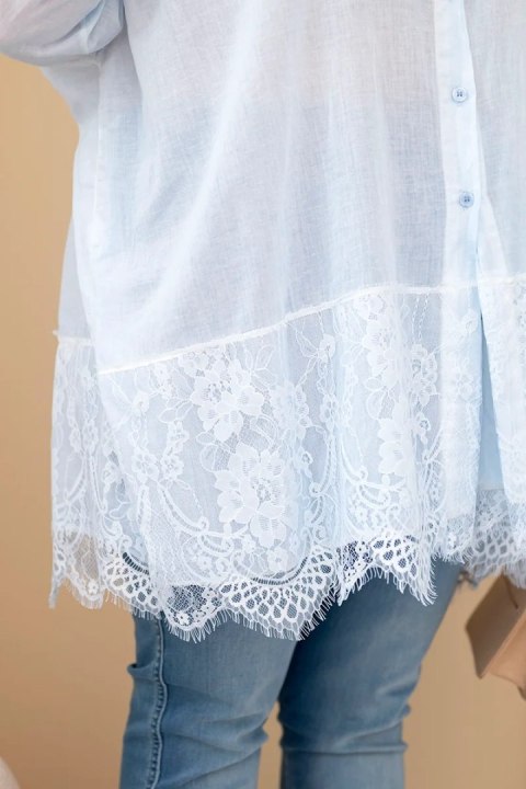 Koszula damska Plus Size bawełniana przecierana z koronkowym wykończeniem niebieska