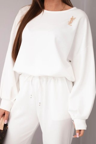 Komplet damski masełko bluza z broszką i spodnie z prostą nogawką ecru