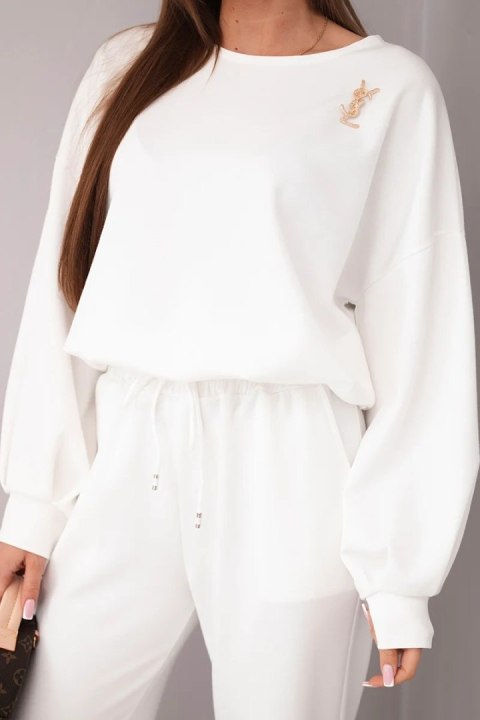 Komplet damski masełko bluza z broszką i spodnie z prostą nogawką ecru