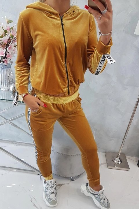 Komplet welurowy z ozdobnymi taśmami musztardowy