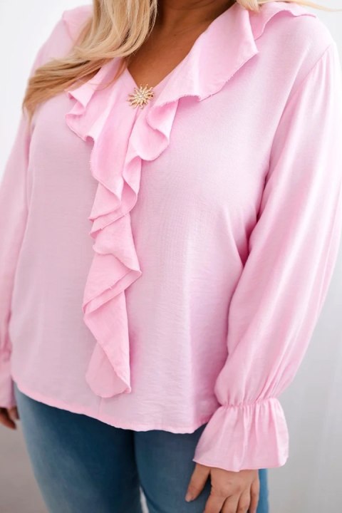 Bluzka damska wiskozowa Plus Size z falbaną i ozdobną broszką cukierkowy róż