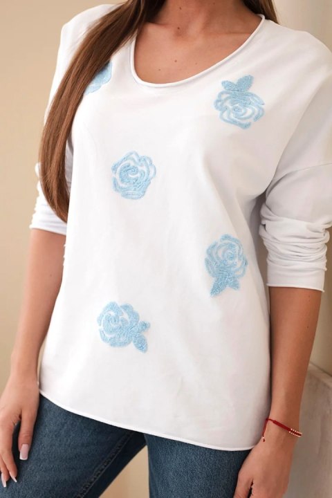 Bluzka damska bawełniana z haftowanymi kwiatami i dekoltem V biały+niebieski