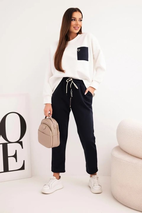 Komplet damski masełkowy z kontrastową kieszonką granatowy