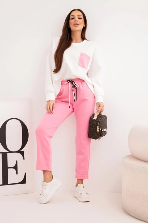 Komplet damski masełkowy z kontrastową kieszonką jasno różowy