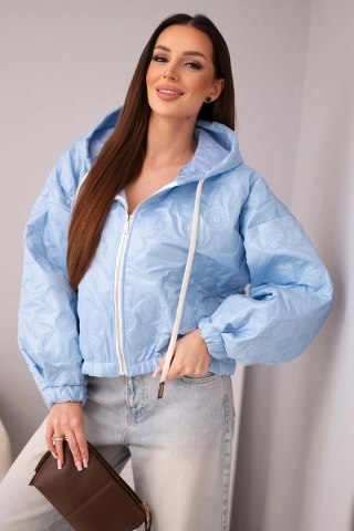 Kurtka damska pikowana z kapturem i ozdobnym tłoczeniem kwiatowym niebieska